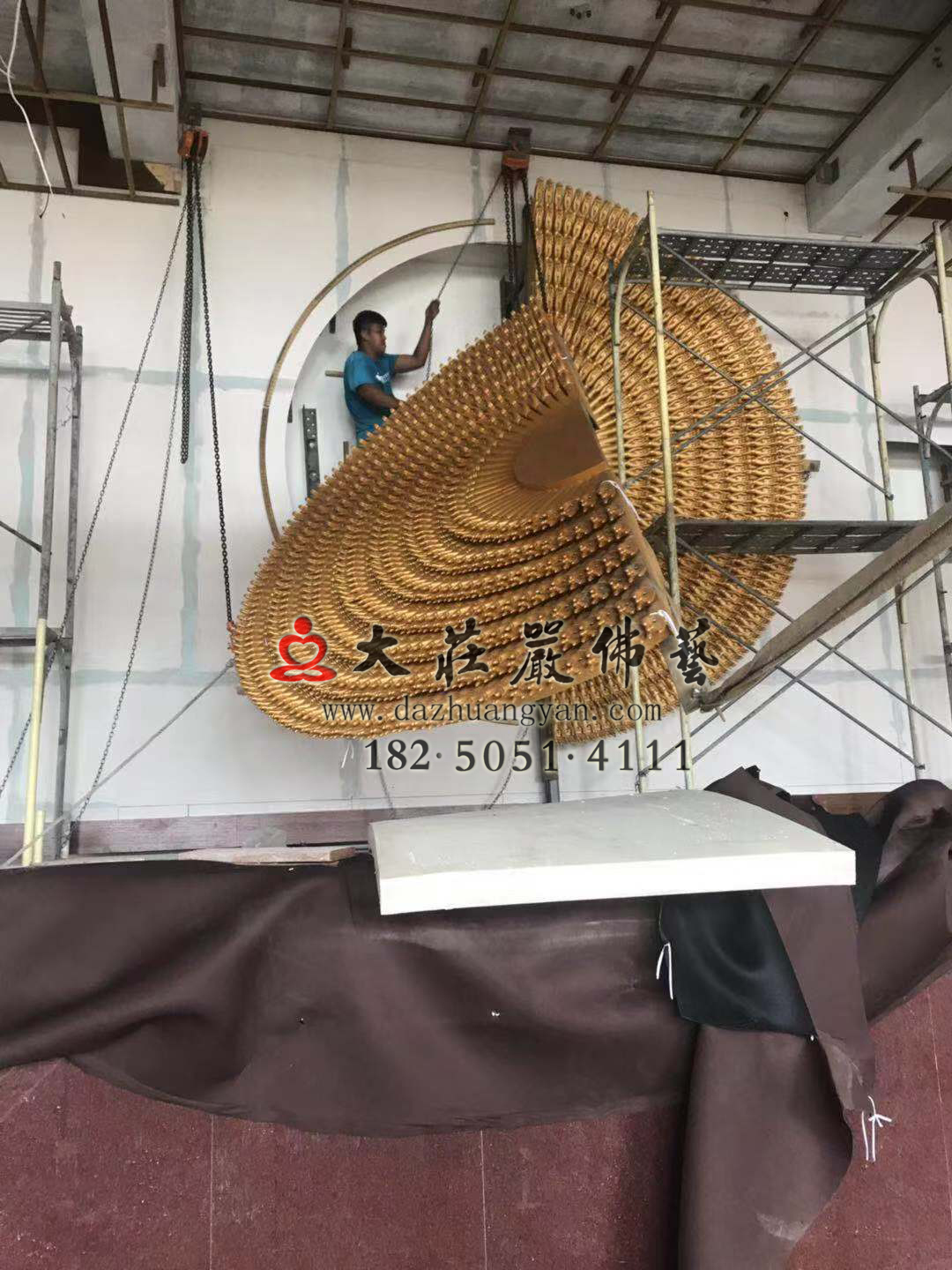 澎湖馬公市潮音寺銅雕千手觀音千手背光吊裝上佛台進行中